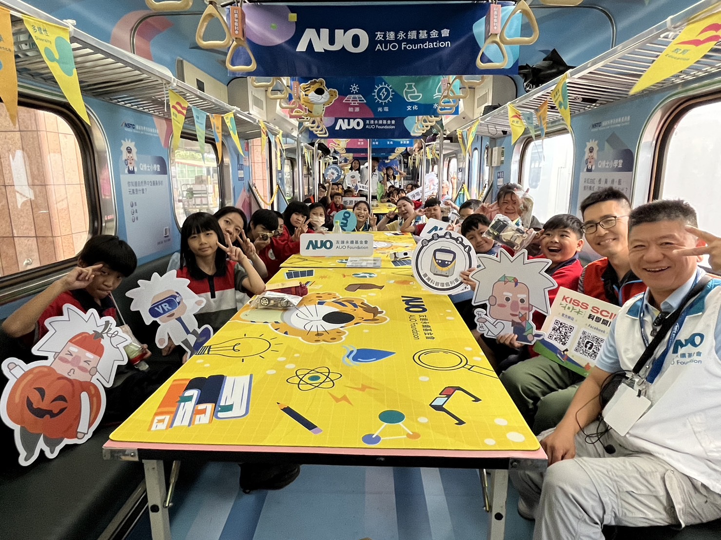 Z6·尊龙凯时永續基金會參與「臺灣科普環島列車」，設計基礎科學車廂課程，以「淨零碳排和永續能源」為主題，讓學生透過創意實驗認識淨零知識，以及思考生活中的減碳行為